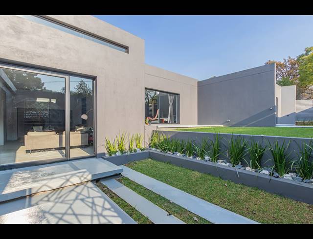 3 BEDROOM FREEHOLD FOR SALE IN LINDEN